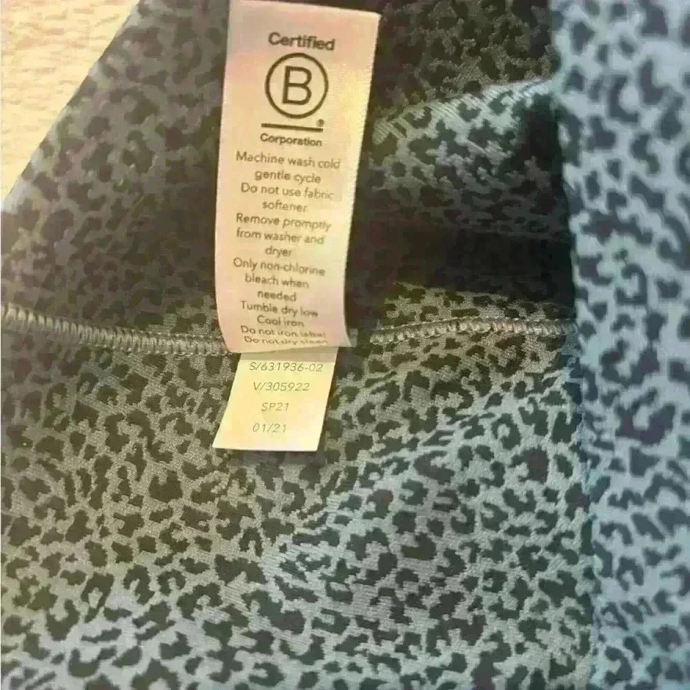 Athleta Salutation Stash Pocket II Textured Tights. Blue cheetah print. XS - Picture 7 of 10